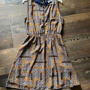 Adorable sleeveless dress with great detail cutouts on back